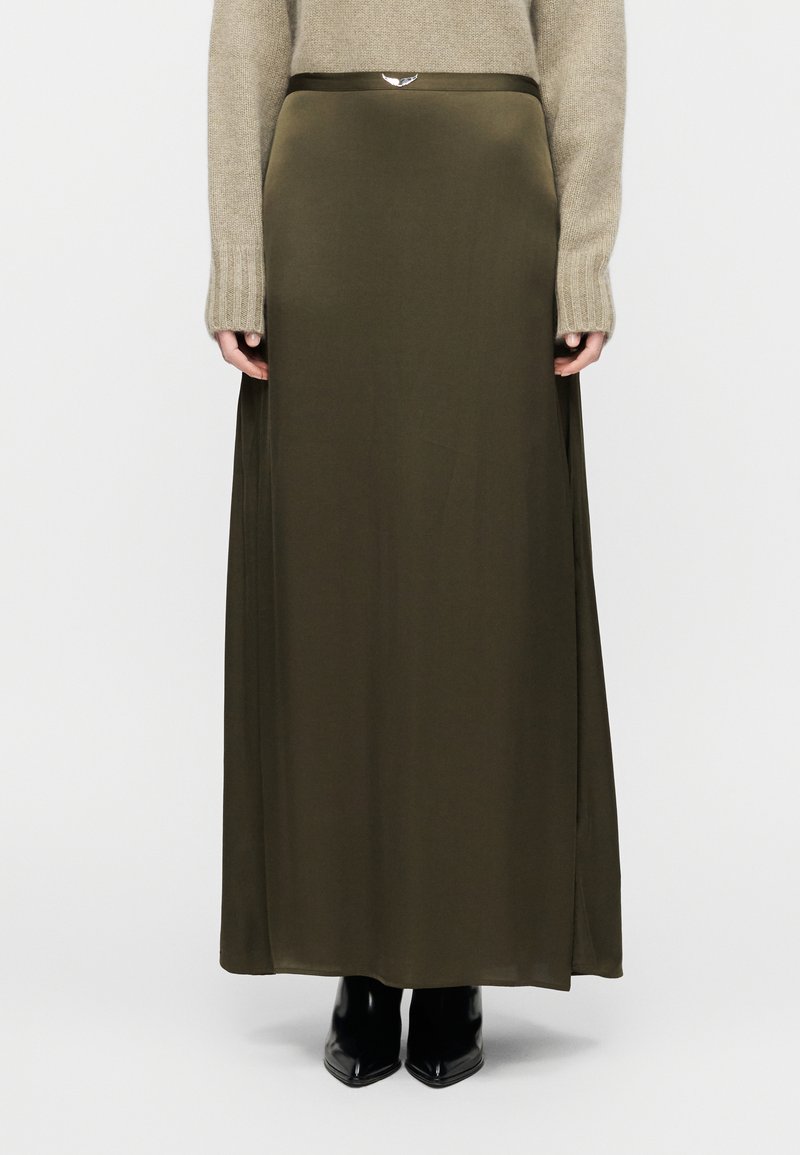 Μακριά φούστα σε ελιά πράσινο χρώμα από λείο ύφασμα, με πλαϊνή σχισμή, ψηλή μέση και διακριτική μεταλλική λεπτομέρεια στη ζώνη.