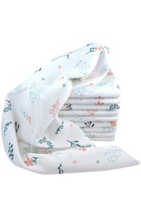 Katoenen stof met een witte achtergrond, versierd met bloem- en geometrische patronen in teal, koraal en groen. Zachte textuur, keurig gevouwen.