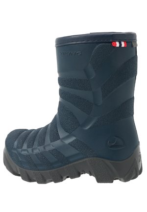 Botte en caoutchouc bleu foncé avec une surface texturée, accents de design en zigzag et une semelle noire. Présente un logo de marque sur le côté.