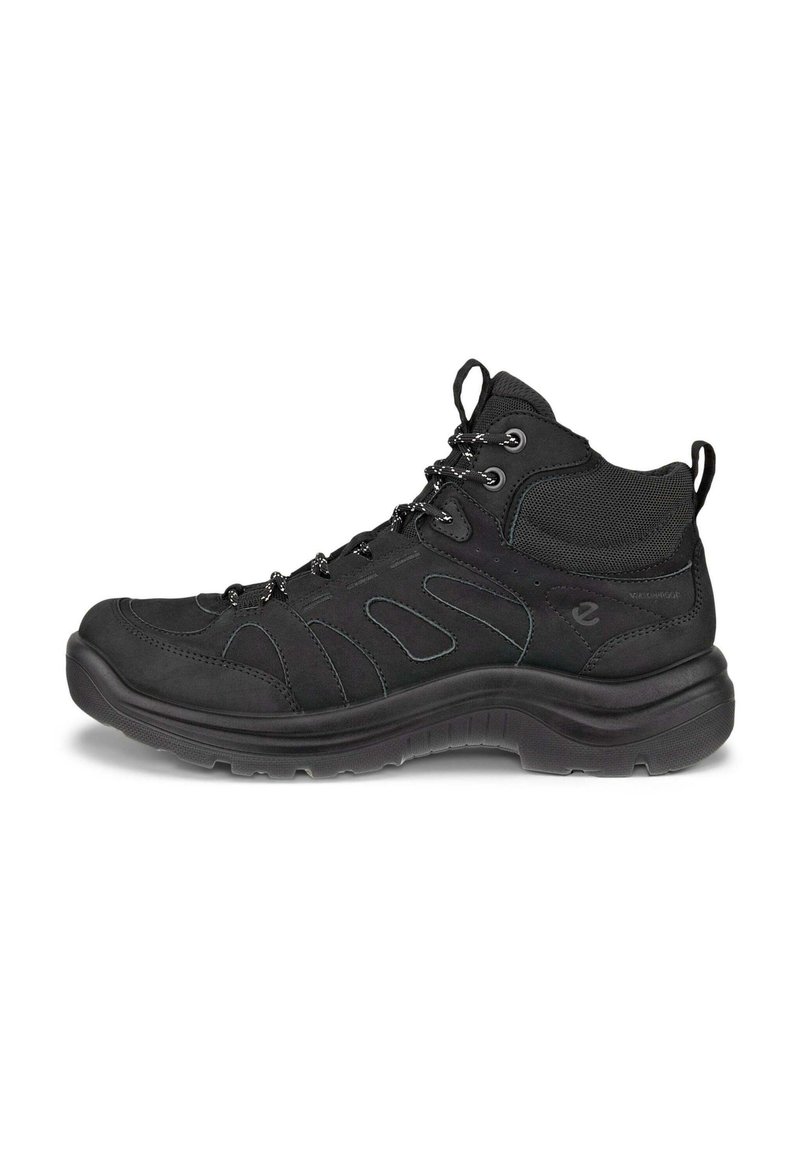 Czarne buty trekkingowe z teksturowaną cholewką, wzmocnionymi oczkami i wyściełanym kołnierzem. Posiadają grubą gumową podeszwę oraz boczne akcenty.