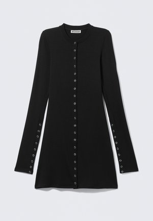 Cardigan noir à manches longues avec boutons, col rond, œillets métalliques le long de l'avant et des poignets, étiquette "Weekday" à l'intérieur du col.