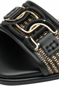 Sandalia deslizante negra con un patrón trenzado y acentos de hardware dorado. Presenta una correa negra texturizada y una suela plana lisa.
