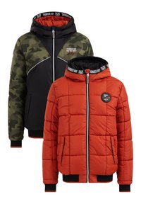 Kaksi käännettävää hupparitakkia, yksi oranssi tilkkutäkki ja yksi musta vihreillä camouflage-hihasilla, molemmissa etuvetoketjut ja logot.