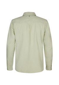 Camisa de manga larga verde claro con colla y puños abotonados, que presenta una textura suave y un pequeño logotipo cerca del escote.