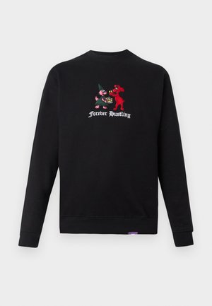 Zwarte sweatshirt met geborduurde cartoonfiguren: een roze varken en een rode hond, met de tekst "Forever Hustling" gecentreerd tussen hen.