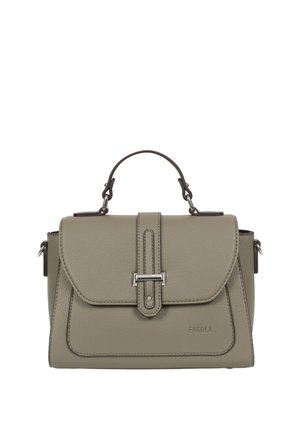 Sac à main en cuir gris avec poignée supérieure, rabat avant sécurisé par une lanière avec boucle argentée, et embossage discret de la marque en bas à droite.