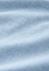 Tissu bleu clair doux avec une texture fine en maille côtelée et des plis légers créant une surface ondulée.