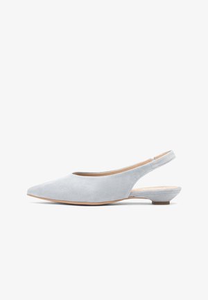 Jasnoszare zamszowe baleriny typu slingback z ostrym noskiem i niskim obcasem kitten, widok z boku na białym tle.