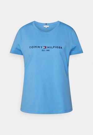 Blauw T-shirt met korte mouwen en een ronde hals met de tekst "Tommy Hilfiger" en logo, met "EST. 1985" gedrukt onderaan voor in het midden.