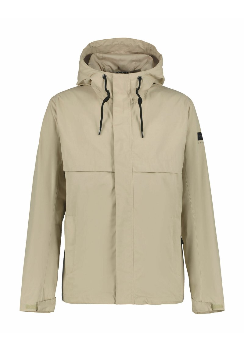 Beige wasserdichte Jacke mit verstellbarer Kapuze, großer Fronttasche, schwarzen Hardware-Akzenten und glatter Textur. Verfügt über elastische Bündchen.