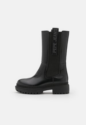 Czarne skórzane botki za kostkę z elastycznymi panelami po bokach, masywną gumową podeszwą oraz pętelką do ściągania z logo "PEPE JEANS".