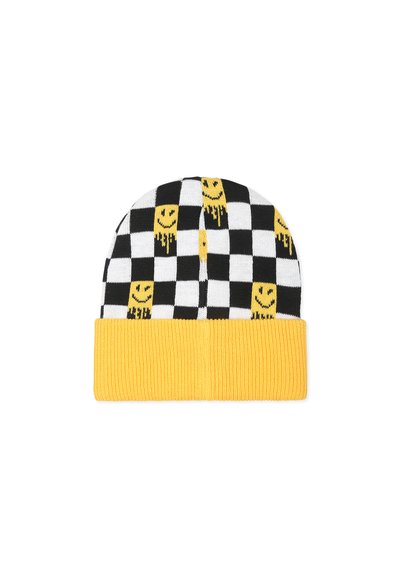 Bonnet tricoté avec un motif à carreaux noir et blanc, mettant en avant des visages souriants jaunes, et une bordure côtelée jaune solide.