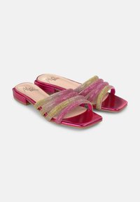 Open-toe slip-on sandalen met vierkante neuzen. Glanzend roze materiaal, versierd met meerkleurige kraalbanden in roze, goud en zilver. Rechthoekige hak.