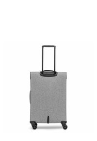 Maleta de tela gris con asa retráctil, cuatro ruedas negras y un diseño minimalista. Presenta una apertura superior y una textura suave.