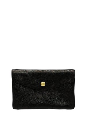 Pochette enveloppe en cuir noir texturé avec une fermeture à bouton-pression circulaire doré centrée sur le rabat avant.