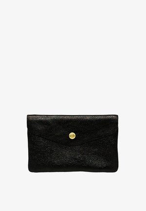 Pochette enveloppe en cuir noir texturé avec une fermeture à bouton-pression circulaire doré centrée sur le rabat avant.