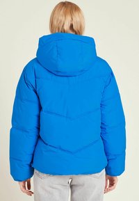 Niebieska pikowana kurtka puchowa z kapturem, z designem w jodełkę i fakturowaną tkaniną. Kontrastujące przeszycia i luźny krój.