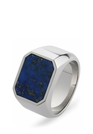 Anello d'argento con una grande pietra ottagonale blu scuro con sottili pagliuzze d'oro, montato su una fascia di metallo lucidata.