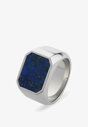 Zilveren ring met een grote achthoekige donkerblauwe steen met subtiele gouden vlekjes, gezet in een gepolijste metalen band.