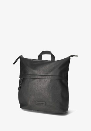 Sac à dos en cuir noir texturé avec poignée supérieure et fermeture éclair, debout sur fond blanc.