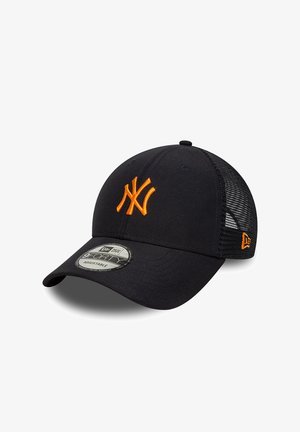 Schwarze, verstellbare Kappe mit Mesh-Rückseite und gebogenem Schirm, mit einem orangefarbenen, gestickten NY-Logo sowie New Era Branding an der Seite und einem Aufkleber auf dem Schirm.