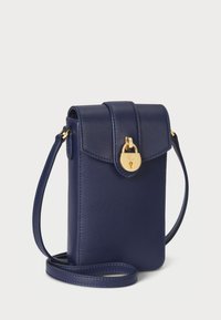 Ναυτικό μπλε δερμάτινη τσάντα crossbody με κλείσιμο καπάκι, χρυσές λεπτομέρειες και μακριά ρυθμιζόμενη λουρί. Λείος υφής, ορθογώνιο σχήμα.