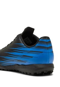 Scarpe da calcio nere con superficie testurizzata, caratterizzate da strisce diagonali blu, colletto imbottito e suola in gomma progettata per la trazione.