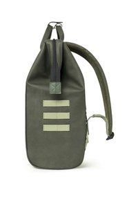 Sac à dos imperméable vert au design épuré, avec une fermeture éclair sur le dessus et trois sangles horizontales à l'avant. Tissu texturé et sangle rembourrée.
