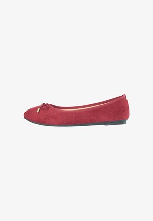 Ballerine femme en daim rouge avec semelle noire et petit nœud décoratif à embouts dorés sur l'avant.