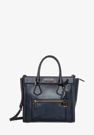 Czarna skórzana torebka Michael Kors z górnymi uchwytami, przednią kieszenią na zamek błyskawiczny oraz złotym zawieszką z logo MK, na białym tle.