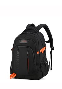 Sac à dos noir avec des accents orange, comportant plusieurs poches, des bretelles rembourrées, un tissu texturé et un design structuré pour la durabilité.