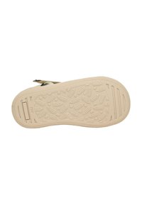 Zool van een sandaal met een gestructureerde beige rubberen onderkant, gekenmerkt door opstaande geometrische patronen en een lichte hak voor grip en duurzaamheid.