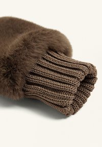 Bruine gebreide handschoen met een gestructureerde manchetkraag van zachte imitatiebont, die gladde en geribbelde patronen combineert voor comfort en warmte.