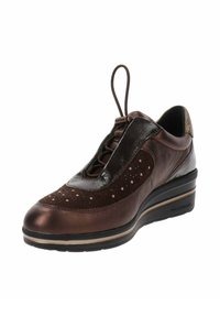 Scarpa in pelle marrone con punta lucida e accenti testurizzati, dotata di perforazioni decorative e suola a cuneo imbottita. Lacci regolabili.