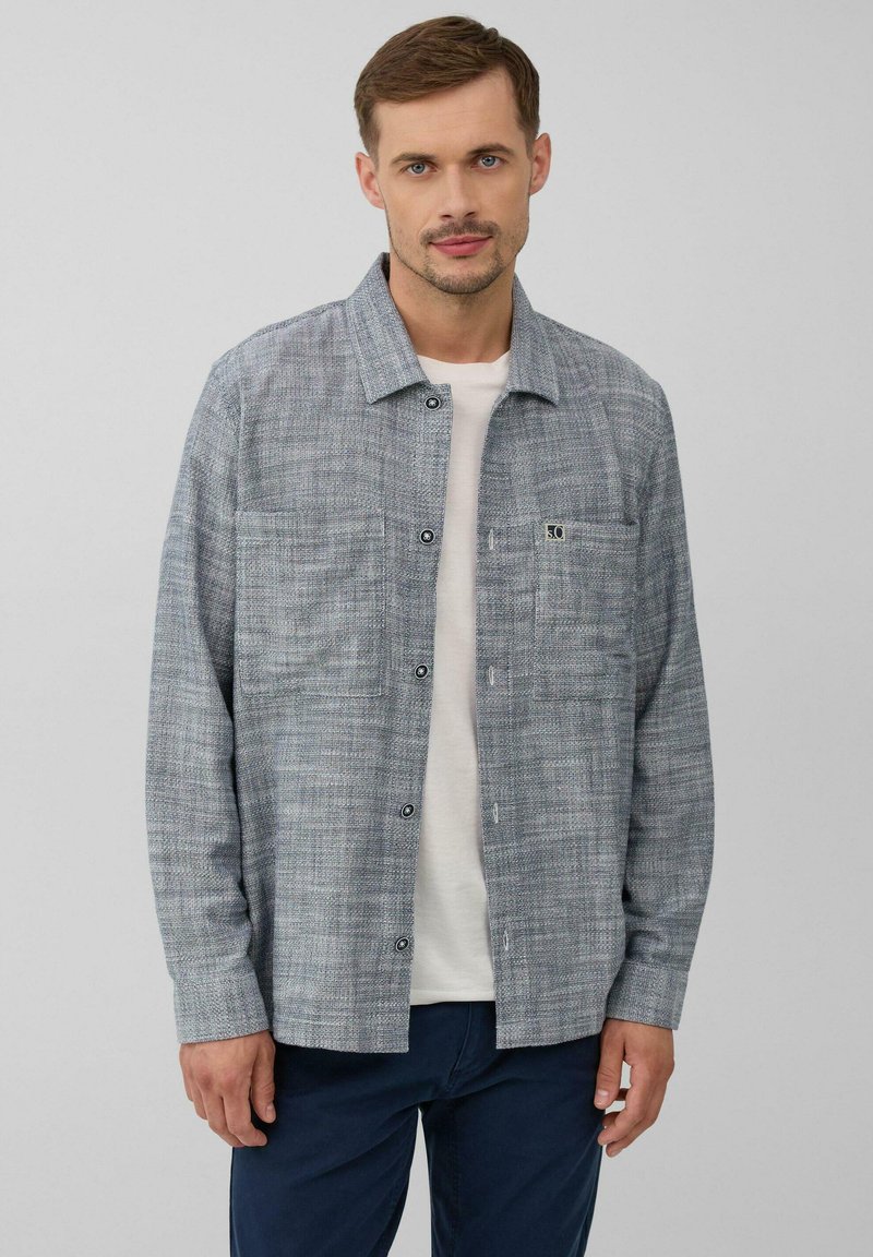 Grijze geweven shirt met knoopsluiting, lange mouwen en een borstzak. Kenmerkt zich door een subtiele textuurpatroon en een casual fit.