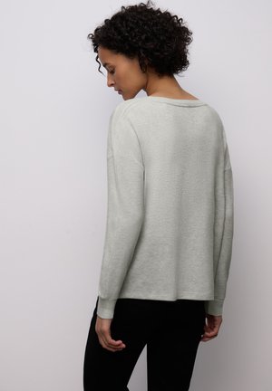 Lysegrå pullover-trøje med afslappet pasform, ribstrikkede ærmeafslutninger og en rund halsudskæring, lavet af blødt tekstureret stof.