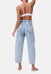 Jeans a vita alta azzurri chiari con taglio dritto, dotati di due tasche posteriori e dettagli di cucitura minimi.