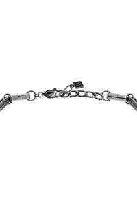 Bracciale in metallo argentato con maglie allungate, dotato di chiusura a granchio e dettagli di marchio incisi, superficie liscia e design minimalista.