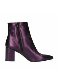 Botte de cheville métallique violette avec un bout pointu, un talon bloc et une fermeture éclair sur le côté. Texture lisse avec une finition brillante.