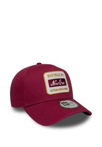 Tamnozeleni bejzbol šešir s bijelim i žutim pečatom na kojem piše "Buffalo, NY New Era Established 1920" i podesivom trakom straga.