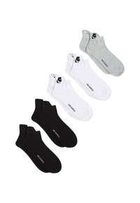 Tres pares de calcetines en negro, blanco y gris. Cada uno presenta un logo en la zona del tobillo y una textura suave, similar al algodón.