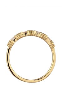 Bague en or avec un bandeau lisse et des accents texturés. Présente des pierres transparentes rectangulaires alternant avec des détails striés sur le dessus.