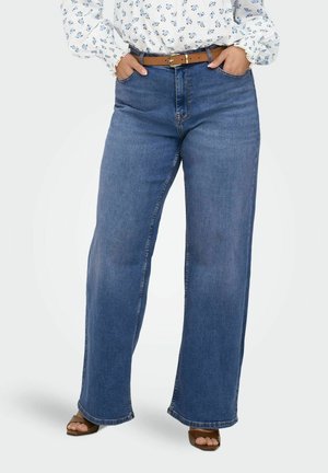 ONLY Carmakoma JEANS MIT WEITEM BEIN CARBALLES MITTLERE TAILLE WEITER - Wide leg - medium blue denim