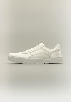 Weißer Ledersneaker mit niedrigem Schaft, Schnürung vorne, klobiger Sohle und dezentem Markenlogo an der Ferse vor schlichtem hellem Hintergrund.