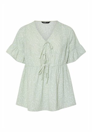 Blusa de manga corta verde claro con patrón floral blanco, escote en V, tres cierres con lazos en la parte delantera y mangas con volantes.