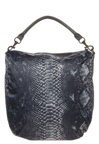 Handväska med svart och grå ormskinnsmönster, i ett texturerat tyg, rundad form och en enda grå axelrem med metalldetaljer.