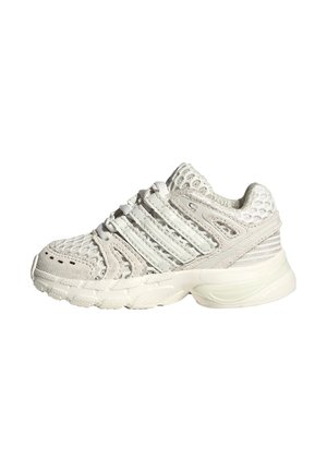Hvid atletisk sneaker med mesh- og ruskindsoverdel, tyk polstret sål og flere synlige syninger på siden, vist i højre profil.