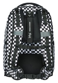 Batoh s černobílým kostkovaným vzorem, nastavitelné popruhy, polstrovaná opora zad a štítek ‚GROW SYSTEM‘ pro úpravu velikosti.