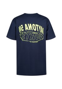 Camiseta de algodón azul marino con gráficos amarillos. El texto dice "DAYTONA 500 PETROL" con un diseño curvado, que aparece en la parte de atrás. Mangas cortas, cuello redondo.