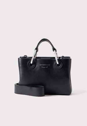 Sac à main en cuir noir avec deux poignées en métal argenté, bandoulière amovible et logo embossé "Emporio Armani Milano 1981" sur le devant.